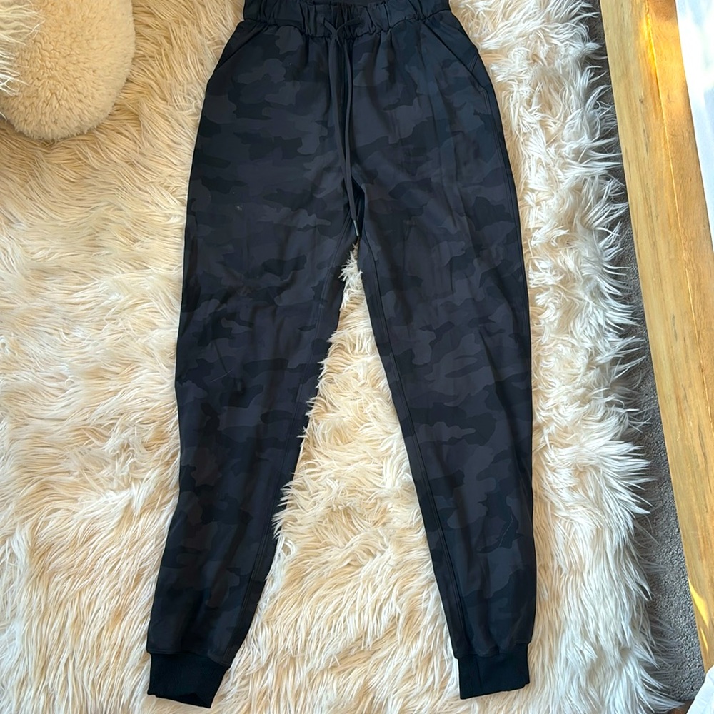 Lululemon army print workout pants